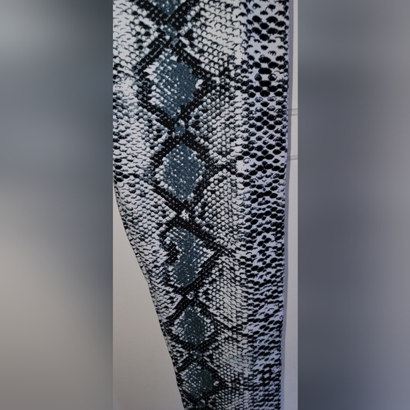 Snake Print Leggings Size O/S - Picture 4 of 4